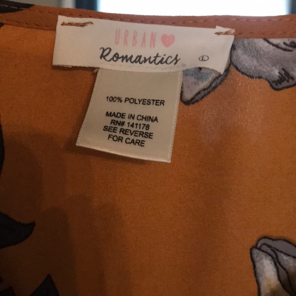 Button front tie crop top! - Picture 3 of 5